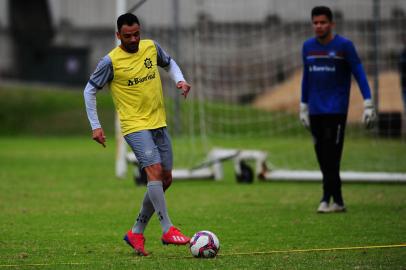 CAXIAS DO SUL, RS, BRASIL, 20/05/2021. Treino do Caxias no campo suplementar. O Caxias irá disputar a série D do Campeonato Brasileiro 2021. Na foto, volante Paulinho Santos. (Porthus Junior/Agência RBS)Indexador:                                 <!-- NICAID(14788642) -->