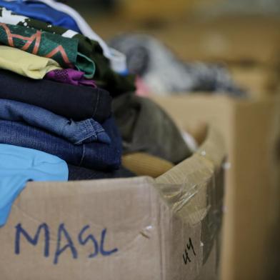 PORTO ALEGRE, RS, BRASIL, 29-05-2019: Roupas e calçados doados para a Campanha do Agasalho 2019 em processo de triagem, na Zonal Centro, da Smam, no bairro Cidade Baixa. (Foto: Mateus Bruxel / Agência RBS)<!-- NICAID(14099402) -->