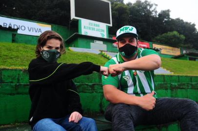 CAXIAS DO SUL, RS, BRASIL, 02/06/2021. Torcedores do Juventude vivem a expectativa do retorno de jogos da série A no estádio Alfredo Jaconi. Miguel Freitas, 14 anos, nunca viu o Juventude conquistar um grande título, já Cláudio Júnior Ribeiro Spigolon, o Dinho, acompanha o time há muito tempo e esteve presente no jogo do rebaixamento para a Série D (Nica Id: 5616392).O Ju foi rebaixado para a série D em 19/09/2010, no jogo contra o Criciúma.  (Porthus Junior/Agência RBS)<!-- NICAID(14799381) -->