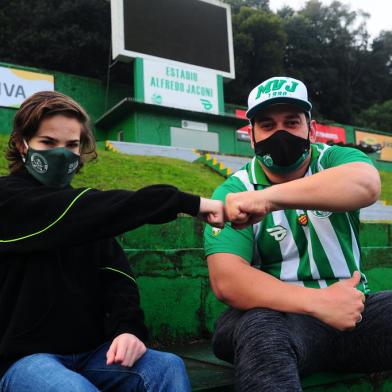 CAXIAS DO SUL, RS, BRASIL, 02/06/2021. Torcedores do Juventude vivem a expectativa do retorno de jogos da série A no estádio Alfredo Jaconi. Miguel Freitas, 14 anos, nunca viu o Juventude conquistar um grande título, já Cláudio Júnior Ribeiro Spigolon, o Dinho, acompanha o time há muito tempo e esteve presente no jogo do rebaixamento para a Série D (Nica Id: 5616392).O Ju foi rebaixado para a série D em 19/09/2010, no jogo contra o Criciúma.  (Porthus Junior/Agência RBS)<!-- NICAID(14799381) -->