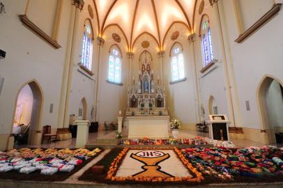 FLORE DA CUNHA, RS, BRASIL, 02/06/2021. Celebração do Corpus Christi - tapetes solidários na Igreja Matriz da paróquia Nossa Senhora de Lourdes . Serão recolhidos alimentos não perecíveis, materiais de higiene e agasalhos. (Porthus Junior/Agência RBS)<!-- NICAID(14799185) -->