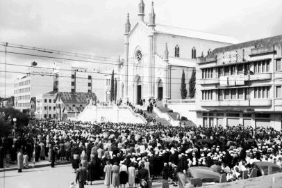 A forte religiosidade é marca registrada de Caxias do Sul desde os primórdios da colonização. E a tradicional procissão de Corpus Christi sempre foi um dos momentos máximos dessa característica. Nas fotos a seguir, disponibilizadas pelo Arquivo Histórico Municipal João Spadari Adami, vemos a Rua Sinimbu, defronte à Catedral Diocesana, e os arredores da então Praça Ruy Barbosa tomados de fieis para a celebração. Os registros são do início dos anos 1950, logo após a cidade ter sediado o Congresso Eucarístico Diocesano, em 1948.<!-- NICAID(10593089) -->