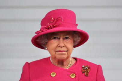 Rainha Elizabeth IIFoto de 22 de novembro de 2012(FILES) - A picture dated November 22, 2012 shows Britains Queen Elizabeth II during her visit to the Bailey caravan factory in Bristol. Queen Elizabeth II has cancelled a planned visit to Wales due to a bout of gastroenteritis, a Buckingham Palace spokesman said on March 1, 2013. AFP PHOTO / POOL/ CARL COURT<!-- NICAID(9148660) -->