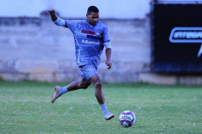 CAXIAS DO SUL, RS, BRASIL, 27/05/2021. Treino do Caxias no gramado suplementar. SER Caxias se preapara para disputar a série D do Campeonato Brasileiro 2021. Na foto, atacante Jean Dias. (Porthus Junior/Agência RBS)Indexador:                                 <!-- NICAID(14794528) -->