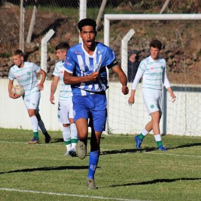 O zagueiro Lucas Ramires assinou contrato como profissional com o Esportivo para a Série D.<!-- NICAID(14800312) -->