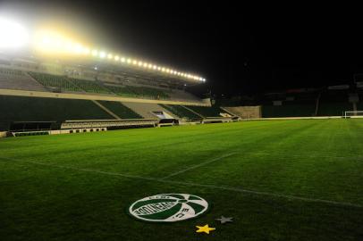 CAXIAS DO SUL, RS, BRASIL, 03/06/2021. Apresentação das reformas no estádio Alfredo Jaconi, casa do Esporte Clube Juventude. O estádio recebeu melhorias para a disputa da série A do Campeonato Brasileiro 2021. NOVA ILUMINAÇÃO DO GRAMADO.  (Porthus Junior/Agência RBS)<!-- NICAID(14800385) -->