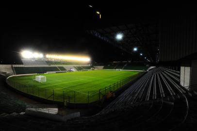 CAXIAS DO SUL, RS, BRASIL, 03/06/2021. Apresentação das reformas no estádio Alfredo Jaconi, casa do Esporte Clube Juventude. O estádio recebeu melhorias para a disputa da série A do Campeonato Brasileiro 2021. NOVA ILUMINAÇÃO DO GRAMADO.  (Porthus Junior/Agência RBS)<!-- NICAID(14800388) -->