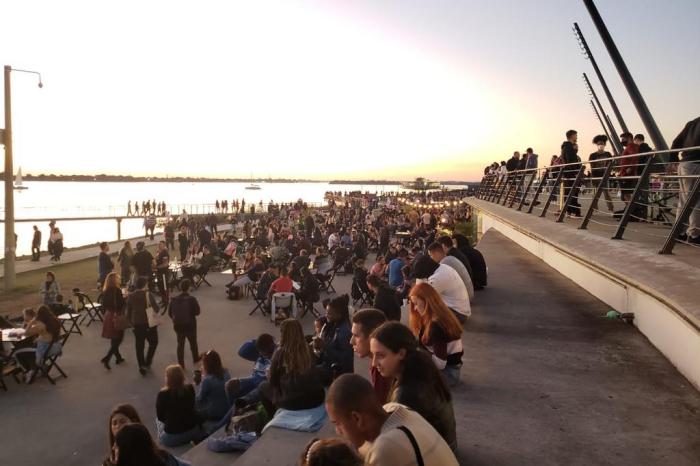 Pouca Mascara E Muita Gente Tempo Bom Atrai Centenas De Pessoas A Orla Do Guaiba Em Porto Alegre Gzh