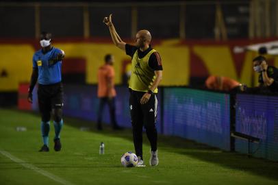 SALVADOR, BA, BRASIL - 03.06.2021 - O Inter visita o Vitória no Barradão, pelo jogo de ida da terceira fase da Copa do Brasil.<!-- NICAID(14800438) -->