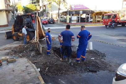 Equipes do Serviço Autônomo de Água e Esgoto (Samae) trabalham no conserto de uma rede subadutora localizada na rua Antônio Prado, esquina com a rua Marechal Floriano, a qual rompeu no início da tarde desta sexta-feira (04/06). <!-- NICAID(14801206) -->