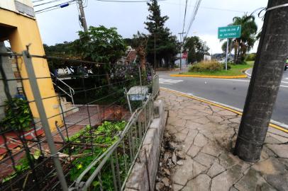 CAXIAS DO SUL, RS, BRASIL, 06/06/2021. Matheus da Silva dos Santos, 21 anos, morreu com um tiro na cabeça na madrugada deste domingo (06), durante uma tentativa de abordagem da Guarda Municipal, no bairro São José, Zona Norte de Caxias do Sul. Rua Ludovico Cavinato, rótula da Mosteiro, quando o condutor do veículo perdeu o controle e bateu em um muro, após ser ferido com um tiro na cabeça. (Porthus Junior/Agência RBS)<!-- NICAID(14802079) -->