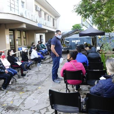 PORTO ALEGRE,RS,BRASIL.2021,06,07.Faila para vacinação no Posto de Saúde Modelo.(RONALDO BERNARDI/AGENCIA RBS).<!-- NICAID(14802342) -->