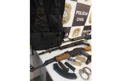 Polícia localiza carro, armas e objetos usados em fuga de preso que resultou na morte de agente da susepe. Carro e armas estavam em uma casa abandonada na rua Ludovico Cavinato<!-- NICAID(14802628) -->