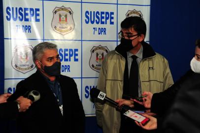 CAXIAS DO SUL, RS, BRASIL, 07/06/2021. Coletiva com o Superintendente dos Serviços Penitenciários (Susepe), José Giovani Rodrigues (E) e secretário da Administração Penitenciária (Seapen), Mauro Hauschild (D). Eles falaram sobre a   fuga do preso Guilherme Fernando Mendonça Huff, 29 anos, durante a madrugada. O resgate terminou na morte do agente da Susepe Clóvis Antônio Roman, 54, e no ferimento de outro agente, além de funcionários da UPA Zona Norte em Caxias do Sul. (Porthus Junior/Agência RBS)<!-- NICAID(14803032) -->