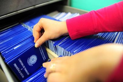 CAXIAS DO SUL, RS, BRASIL, 25/01/2018. Aumentou a procura para a confecção da Carteira de Trabalho. Um dos principais motivos são os jovens que estão fazendo a sua primeira carteira. (Porthus Junior/Agência RBS)