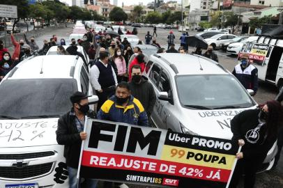 PORTO ALEGRE, RS, BRASIL,  08/06/2021- Protesto de motoristas de aplicativo que pedem reajuste nos valores das corridas. Foto: Ronaldo Bernardi / Agencia RBS<!-- NICAID(14803364) -->