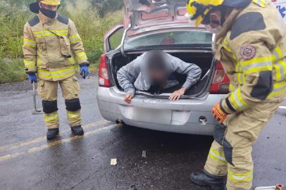 Polícia descobre homem em porta-malas de carro ao atender acidente em Farroupilha<!-- NICAID(14803484) -->