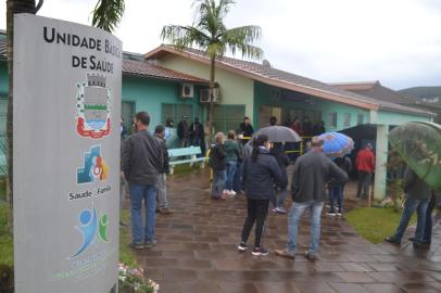 Nova Roma do Sul começou a vacinar pessoas com 55 anos nesta terça-feira. Na foto, procura na Unidade Básica de Saúde do município nesta manhã.<!-- NICAID(14803556) -->