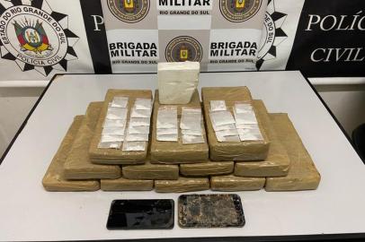 A Brigada Militar e a Polícia Civil apreenderam mais de 15 quilos de maconha e cerca de 500 gramas de cocaína em uma residência de Garibaldi na terça-feira (8). Segundo a Polícia Civil, o efetivo observou movimentação suspeita em uma casa da localidade de São Roque Figueira de Melo após recebimento de denúncias. <!-- NICAID(14804423) -->