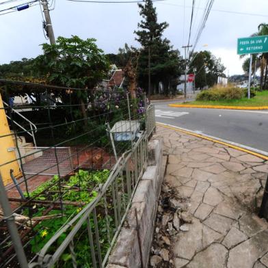 CAXIAS DO SUL, RS, BRASIL, 06/06/2021. Matheus da Silva dos Santos, 21 anos, morreu com um tiro na cabeça na madrugada deste domingo (06), durante uma tentativa de abordagem da Guarda Municipal, no bairro São José, Zona Norte de Caxias do Sul. Rua Ludovico Cavinato, rótula da Mosteiro, quando o condutor do veículo perdeu o controle e bateu em um muro, após ser ferido com um tiro na cabeça. (Porthus Junior/Agência RBS)<!-- NICAID(14802079) -->