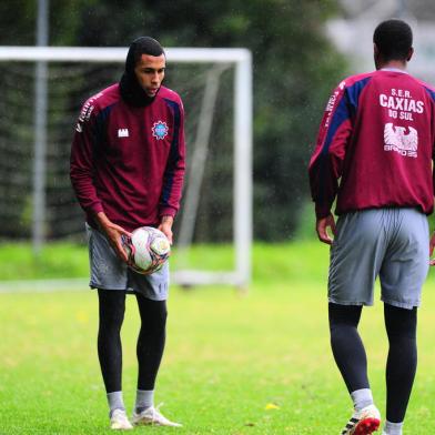 CAXIAS DO SUL, RS, BRASIL, 08/06/2021. Treino do Caxias no gramado suplementar. O Caxias está disputando a série D do Campeonato Brasileiro 2021. Na foto, novo reforço, zagueiro Lucas Rocha (E). (Porthus Junior/Agência RBS)<!-- NICAID(14803983) -->