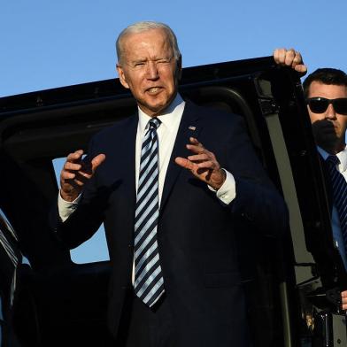 US President Jo Biden gestures on his arrival at Royal Air Force Mildenhall, England on June 9, 2021, ahead of the three-day G7 Summit. - G7 leaders from Canada, France, Germany, Italy, Japan, the UK and the United States meet this weekend for the first time in nearly two years, for the three-day talks in Carbis Bay, Cornwall. (Photo by Brendan Smialowski / AFP)<!-- NICAID(14804950) -->