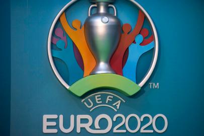 The logo for the UEFA European Championship football competition is displayed during a launch event in London on September 21, 2016. The 2020 UEFA European Championship will see matches hosted in 13 cities across Europe, with the semi-finals and final staged at Wembley Stadium in London in July 2020.JUSTIN TALLIS / AFPEditoria: SPOLocal: LondonIndexador: JUSTIN TALLISSecao: soccerFonte: AFPFotógrafo: STR<!-- NICAID(12453674) -->