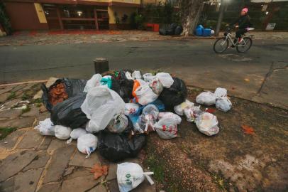 PORTO ALEGRE, RS, BRASIL,  10/06/2021- Acúmulo de lixo na  Rua Umbu, no Passo D´Areia (perto da Assis Brasil). Foto: Lauro Alves / Agencia RBS<!-- NICAID(14805456) -->