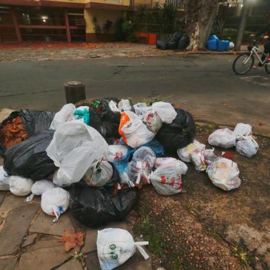 PORTO ALEGRE, RS, BRASIL,  10/06/2021- Acúmulo de lixo na  Rua Umbu, no Passo D´Areia (perto da Assis Brasil). Foto: Lauro Alves / Agencia RBS<!-- NICAID(14805456) -->