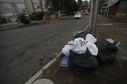 PORTO ALEGRE, RS, BRASIL,  10/06/2021- Acúmulo de lixo na  Rua Carlos Estevão, no bairro Leopoldina. Foto: Lauro Alves / Agencia RBS<!-- NICAID(14805473) -->