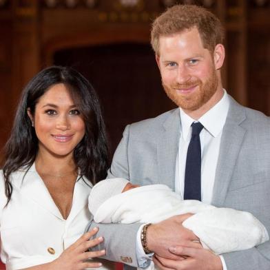 Meghan Markle e o príncipe Harry apresentaram seu bebê ao mundo nesta quarta-feira (8). O menino, cujo nome ainda não foi revelado, é o sétimo na linha de sucessão ao trono britânico. Ele nasceu na última segunda-feira (6), em Londres.<!-- NICAID(14069408) -->