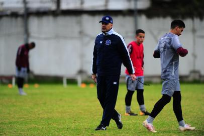 CAXIAS DO SUL, RS, BRASIL, 08/06/2021. Treino do Caxias no gramado suplementar. O Caxias está disputando a série D do Campeonato Brasileiro 2021. Na foto, técnico Rafael Jaques. (Porthus Junior/Agência RBS)<!-- NICAID(14804068) -->