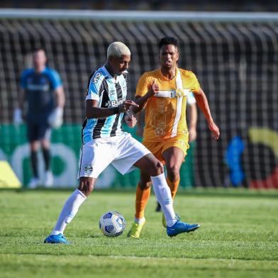 Gremio x BrasilienseRS - FUTEBOL/COPA DO BRASIL 2021 /GREMIO X BRASILIENSE - ESPORTES - Lance da partida entre Gremio e Brsiliense disputada na tarde desta quinta-feira, no estadio Boca do Jacare, em Brasilia, valida pela Copa do Brasil 2021. FOTO: LUCAS UEBEL/GREMIO FBPAEditoria: SPOLocal: BrasiliaIndexador: Lucas UebelSecao: futebolFonte: Gremio.netFotógrafo: Gremio x Brasiliense<!-- NICAID(14805959) -->