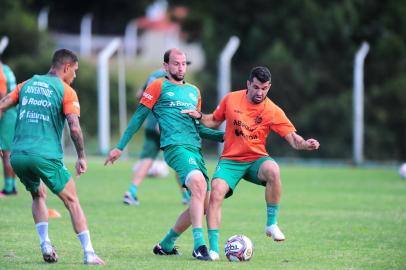 CAXIAS DO SUL, RS, BRASIL, 11/03/2021. Treino do Juventude, no CT. O Ju se prepara para jogar contra o Pelotas em Novo Hamburgo, pelo campeonato Gaúcho. Na foto, meia Renan Bressan (C) e lateral Eltinho (D). (Porthus Junior/Agência RBS)<!-- NICAID(14733202) -->