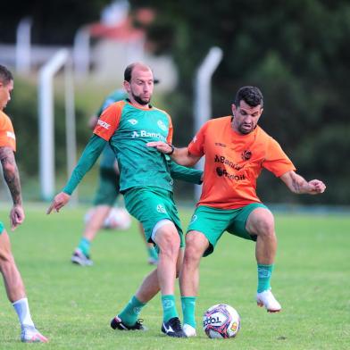 CAXIAS DO SUL, RS, BRASIL, 11/03/2021. Treino do Juventude, no CT. O Ju se prepara para jogar contra o Pelotas em Novo Hamburgo, pelo campeonato Gaúcho. Na foto, meia Renan Bressan (C) e lateral Eltinho (D). (Porthus Junior/Agência RBS)<!-- NICAID(14733202) -->