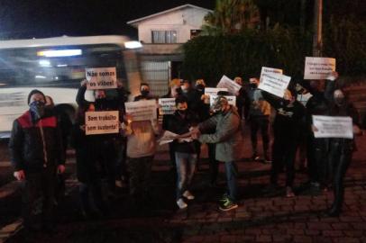 Manifestação em frente à Visate atrasa circulação de ônibus em Caxias<!-- NICAID(14806377) -->