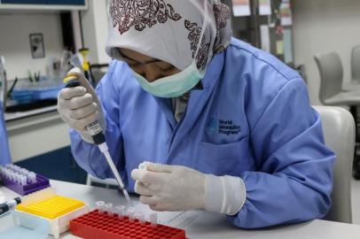 In this undated handout photo released on June 10, 2021 by the World Mosquito Program a technician works at the research center in Yogyakarta. (Photo by HANDOUT / AFP) / RESTRICTED TO EDITORIAL USE - MANDATORY CREDIT /AFP PHOTO/World Mosquito Program/NO MARKETING - NO ADVERTISING CAMPAIGNS - DISTRIBUTED AS A SERVICE TO CLIENTS<!-- NICAID(14806443) -->