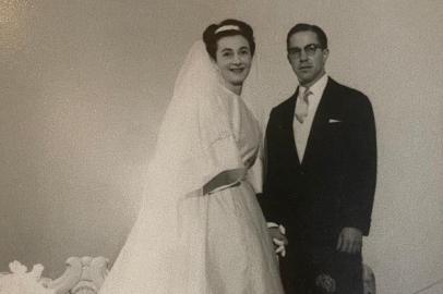 Lorita Sanvitto Andreazza e Ely Andreazza no dia do casamento, em 1960, no casarão do atual Colavoro Sanvitto<!-- NICAID(14806101) -->