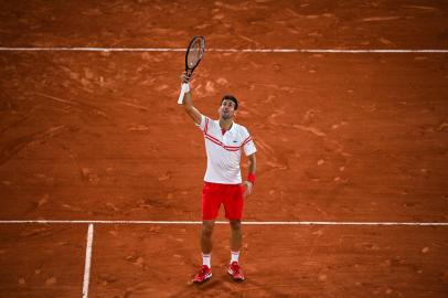 Serbias Novak Djokovic celebrates after winning against Spains Rafael Nadal at the end of their mens singles semi-final tennis match on Day 13 of The Roland Garros 2021 French Open tennis tournament in Paris on June 11, 2021. (Photo by Christophe ARCHAMBAULT / AFP)Editoria: SPOLocal: ParisIndexador: CHRISTOPHE ARCHAMBAULTSecao: tennisFonte: AFPFotógrafo: STF<!-- NICAID(14807369) -->