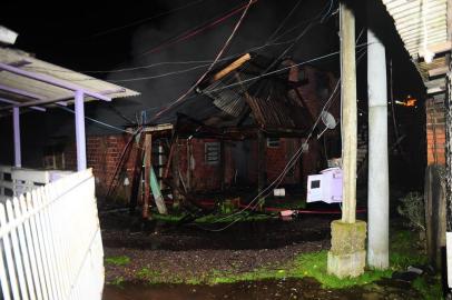 Um incêndio de grandes proporções destruiu pelo menos três casas na Vila Sapo, comunidade do bairro Serrano, em Caxias do Sul, na noite desta sexta-feira (11). O local já havia sido cenário de uma tragédia na noite de 31 de agosto de 2012, quando outro incêndio matou duas crianças e um adolescente da mesma família e deixou dezenas de pessoas desabrigadas.<!-- NICAID(14807410) -->