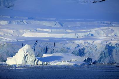 Registros fotográficos das paisagens gélidas da Antártica, compõem a exposição ¿O Olhar Nômade¿, de Marina Klink. A exposição acontece na Loja Magnabosco, entre os dias 26/06 e 25/07. A fotógrafa, esposa no navegador Amyr Klink, apresentará 21 imagens produzidas pelo continente, destino frequente da família, captadas ao longo de mais de uma década de viagens polares. (Marina Klink/Divulgação)<!-- NICAID(14135071) -->