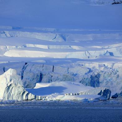 Registros fotográficos das paisagens gélidas da Antártica, compõem a exposição ¿O Olhar Nômade¿, de Marina Klink. A exposição acontece na Loja Magnabosco, entre os dias 26/06 e 25/07. A fotógrafa, esposa no navegador Amyr Klink, apresentará 21 imagens produzidas pelo continente, destino frequente da família, captadas ao longo de mais de uma década de viagens polares. (Marina Klink/Divulgação)<!-- NICAID(14135071) -->