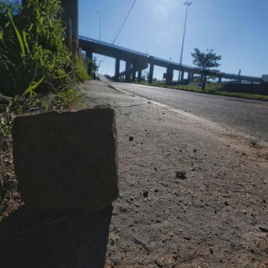 PORTO ALEGRE, RS, BRASIL,  14/06/2021- Crime: local onde mulher foi morta a pedradas. O corpo foi jogado de cima de uma das alças de acessoa da ponte do Guaiba.  Foto: Lauro Alves  / Agencia RBS<!-- NICAID(14808432) -->