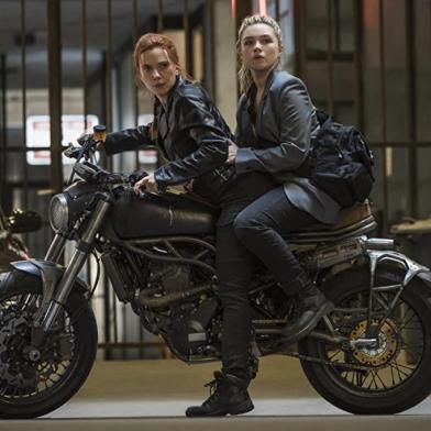 Scarlett Johansson e Florence Pugh em cena de Viúva Negra<!-- NICAID(14810067) -->