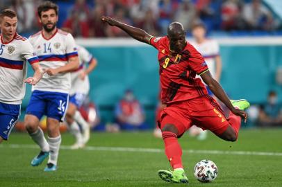 Belgiums forward Romelu Lukaku (R) kicks the ball and scores his teams first goal during the UEFA EURO 2020 Group B football match between Belgium and Russia at the Saint Petersburg Stadium in Saint Petersburg on June 12, 2021. (Photo by Kirill KUDRYAVTSEV / POOL / AFP)Editoria: SPOLocal: Saint PetersburgIndexador: KIRILL KUDRYAVTSEVSecao: soccerFonte: POOLFotógrafo: STF<!-- NICAID(14810721) -->