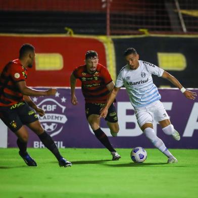 Gremio x SportFUTEBOL/CAMPEONATO BRASILEIRO 2021 /GREMIO X SPORT - ESPORTES - Lance da partida entre Gremio e Sport disputada na noite desta quinta-feira, na Ilha do Retiro, em Recife,  em partida valida pela Campeonato Brasileiro 2021. FOTO: LUCAS UEBEL/GREMIO FBPAEditoria: SPOLocal: RecifeIndexador: Lucas UebelSecao: futebolFonte: Gremio.netFotógrafo: Gremio x Sport<!-- NICAID(14812032) -->