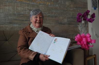 CAXIAS DO SUL, RS, BRASIL (18/06/2021)Maria Cleunira Boff, 76 anos, faz cadernos para alfabetizar crianças durante a pandemia. (Antonio Valiente/Agência RBS)<!-- NICAID(14812367) -->