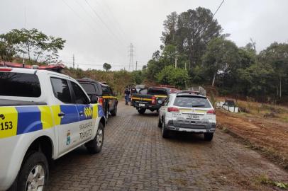 Uma denúncia de som alto e perturbação levou a Guarda Municipal de Bento Gonçalves a dispersar uma aglomeração no bairro Santo Antão na manhã deste doming0 (20). Cerca de 20 jovens estavam consumindo bebida alcoólica no local.<!-- NICAID(14813496) -->