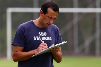 BENTO GONÇALVES,RS, BRASIL - 07-01-2015 - Comissão técnica do Internacional visita locais de treino do time para a pré-temporada que inicia no próximo domingo, em Bento Gonçalves.(FOTO: BRUNO ALENCASTRO/AGÊNCIA RBS)Nas fotos: Adriano Loss, supervisor de logística; Fernando Piñatares e Marcelo Sanchez, preparadores físicos; Celso Chamun, diretor de futebol; e Gilberto Durante, Secretário de Turismo.Indexador: Bruno Alencastro<!-- NICAID(11106199) -->