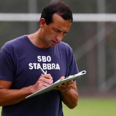 BENTO GONÇALVES,RS, BRASIL - 07-01-2015 - Comissão técnica do Internacional visita locais de treino do time para a pré-temporada que inicia no próximo domingo, em Bento Gonçalves.(FOTO: BRUNO ALENCASTRO/AGÊNCIA RBS)Nas fotos: Adriano Loss, supervisor de logística; Fernando Piñatares e Marcelo Sanchez, preparadores físicos; Celso Chamun, diretor de futebol; e Gilberto Durante, Secretário de Turismo.Indexador: Bruno Alencastro<!-- NICAID(11106199) -->